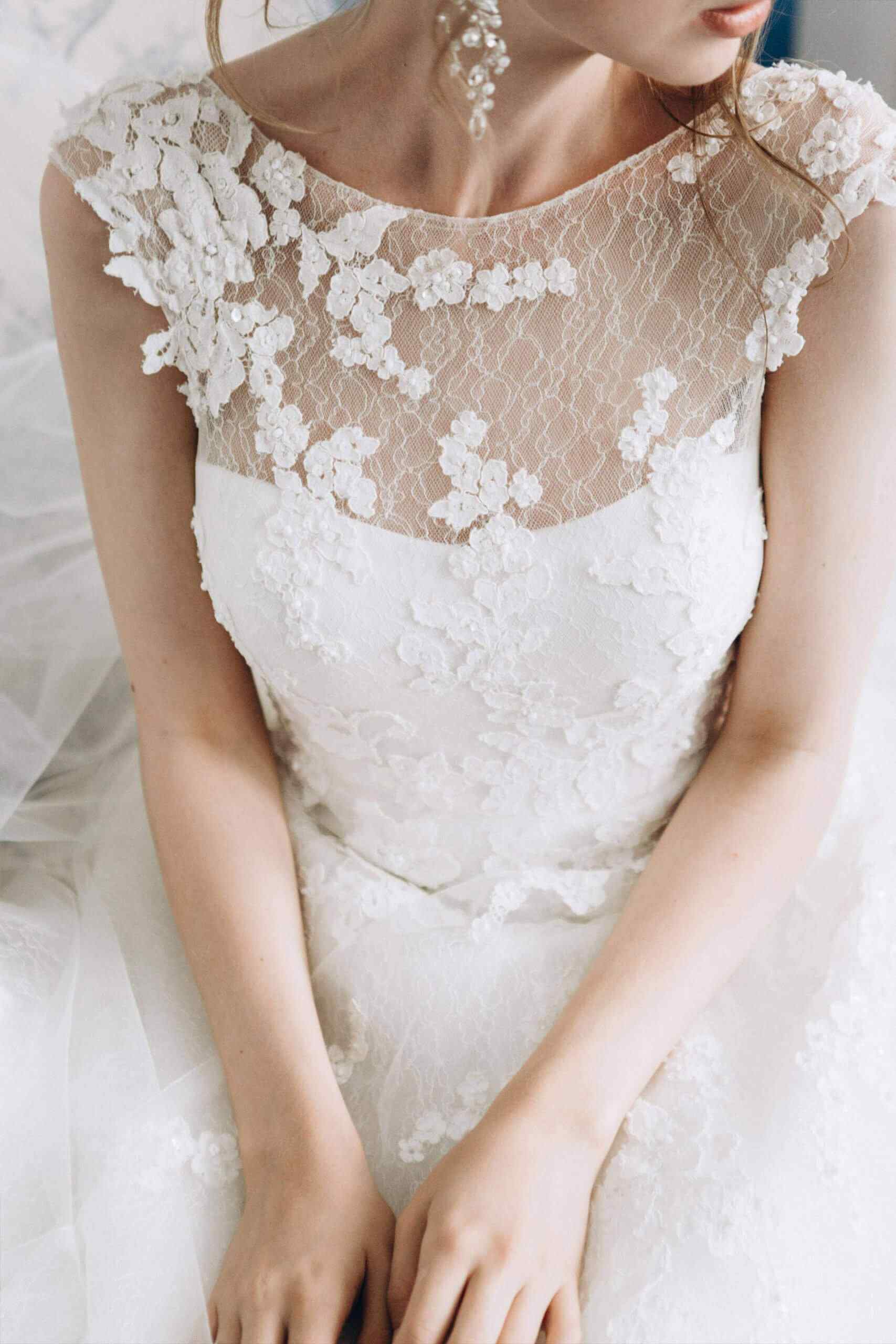 https://www.themansionml.com/wp-content/uploads/2020/11/wedding_dress_02-scaled-1.jpg